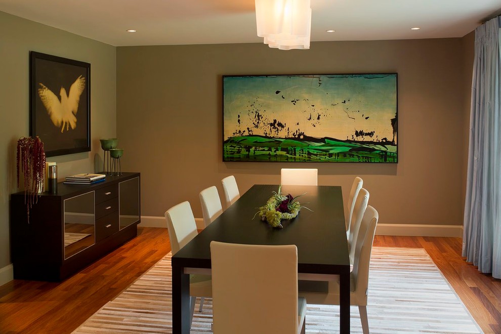 Idee per una sala da pranzo minimal chiusa e di medie dimensioni con pareti verdi e pavimento in legno massello medio