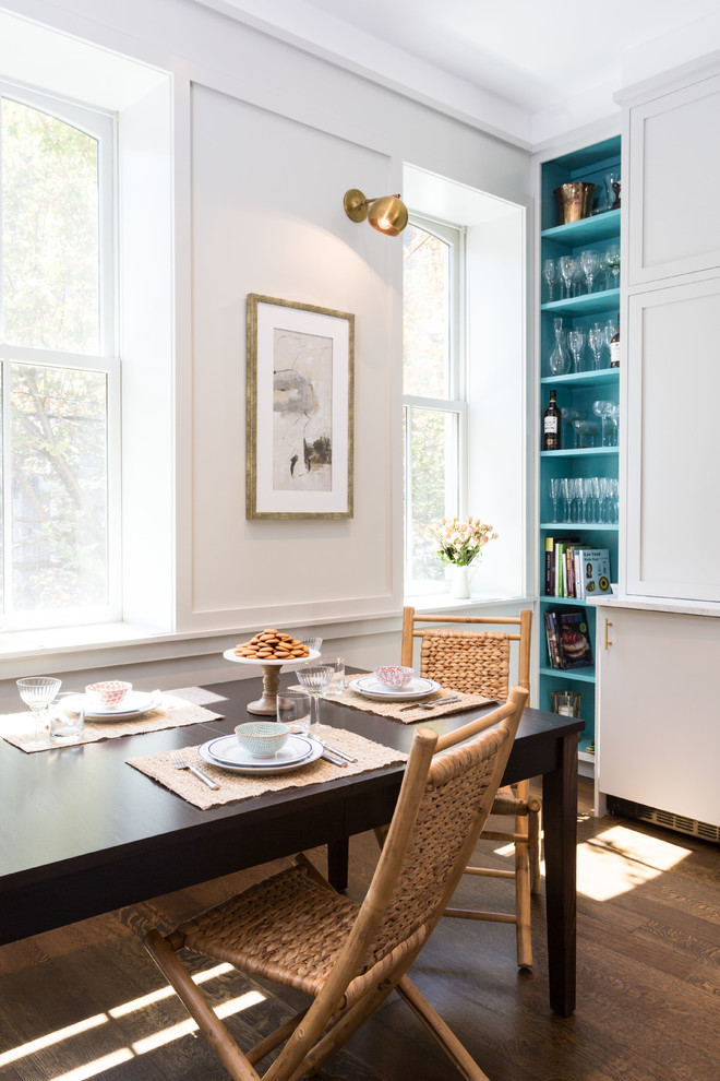 Diseño de comedor clásico renovado con paredes blancas y suelo de madera en tonos medios