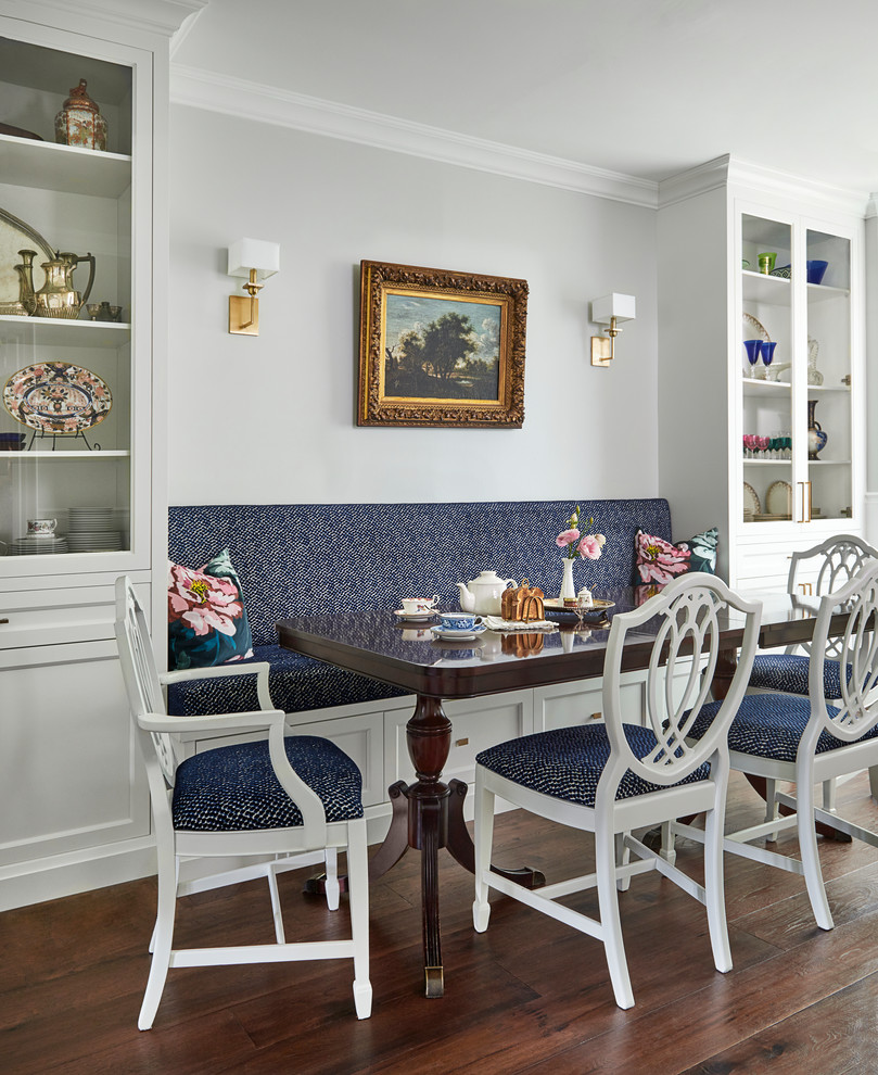 Aménagement d'une petite salle à manger ouverte sur la cuisine classique avec un mur gris, parquet foncé, un sol marron et aucune cheminée.