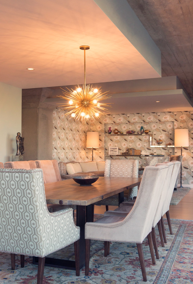 Exemple d'une grande salle à manger ouverte sur le salon chic avec un mur multicolore, parquet clair, aucune cheminée, un sol marron et éclairage.