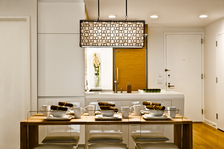 Ejemplo de comedor minimalista de tamaño medio abierto sin chimenea con paredes blancas y suelo de madera en tonos medios