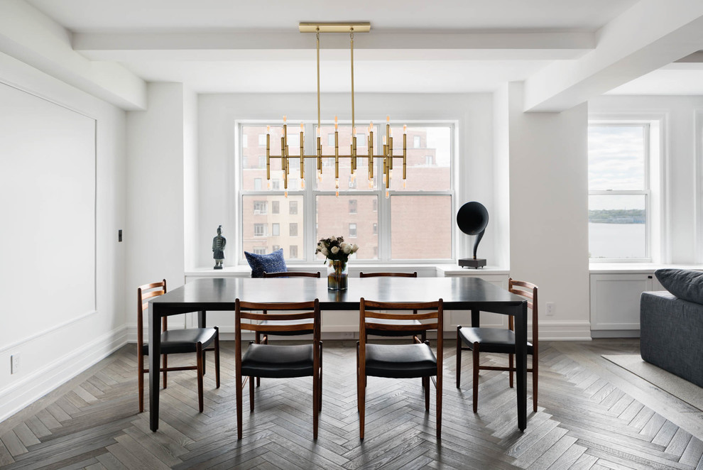 Immagine di una sala da pranzo aperta verso il soggiorno contemporanea con pareti bianche, parquet scuro e pavimento marrone