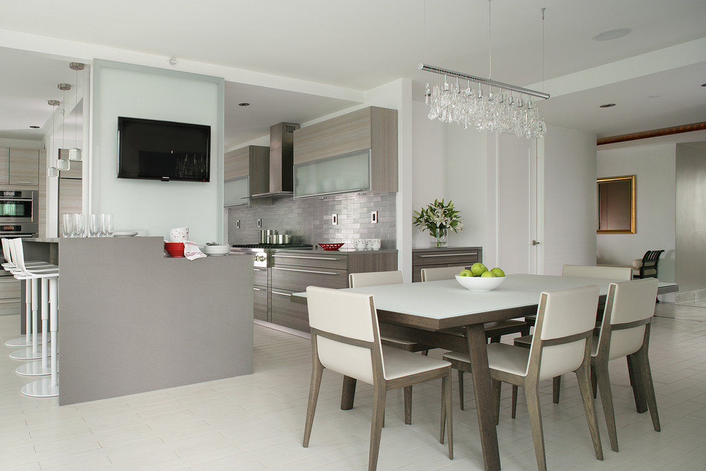 Пример оригинального дизайна: большая кухня-столовая в современном стиле с белыми стенами и полом из керамической плитки без камина
