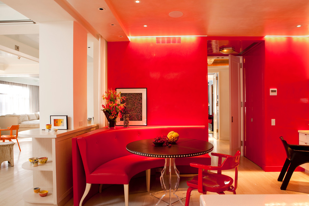 Cette image montre une salle à manger design avec un mur rouge.