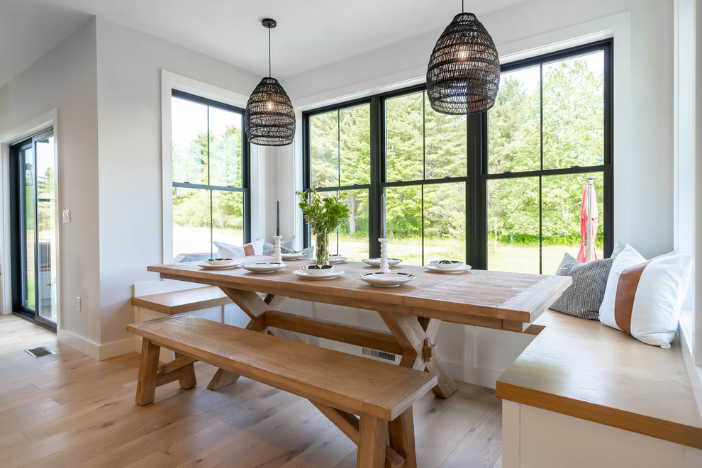 Mittelgroße Landhausstil Wohnküche mit grauer Wandfarbe und hellem Holzboden in Portland Maine