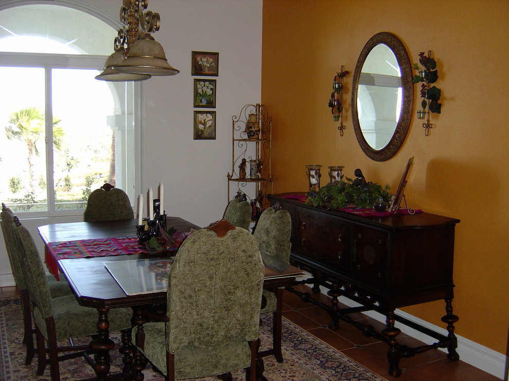 Foto di una sala da pranzo aperta verso il soggiorno chic di medie dimensioni con pareti gialle e pavimento con piastrelle in ceramica