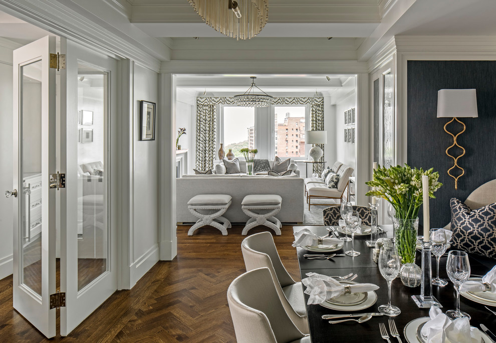 Kleine Klassische Wohnküche mit weißer Wandfarbe, braunem Holzboden, Kaminumrandung aus Stein und braunem Boden in New York