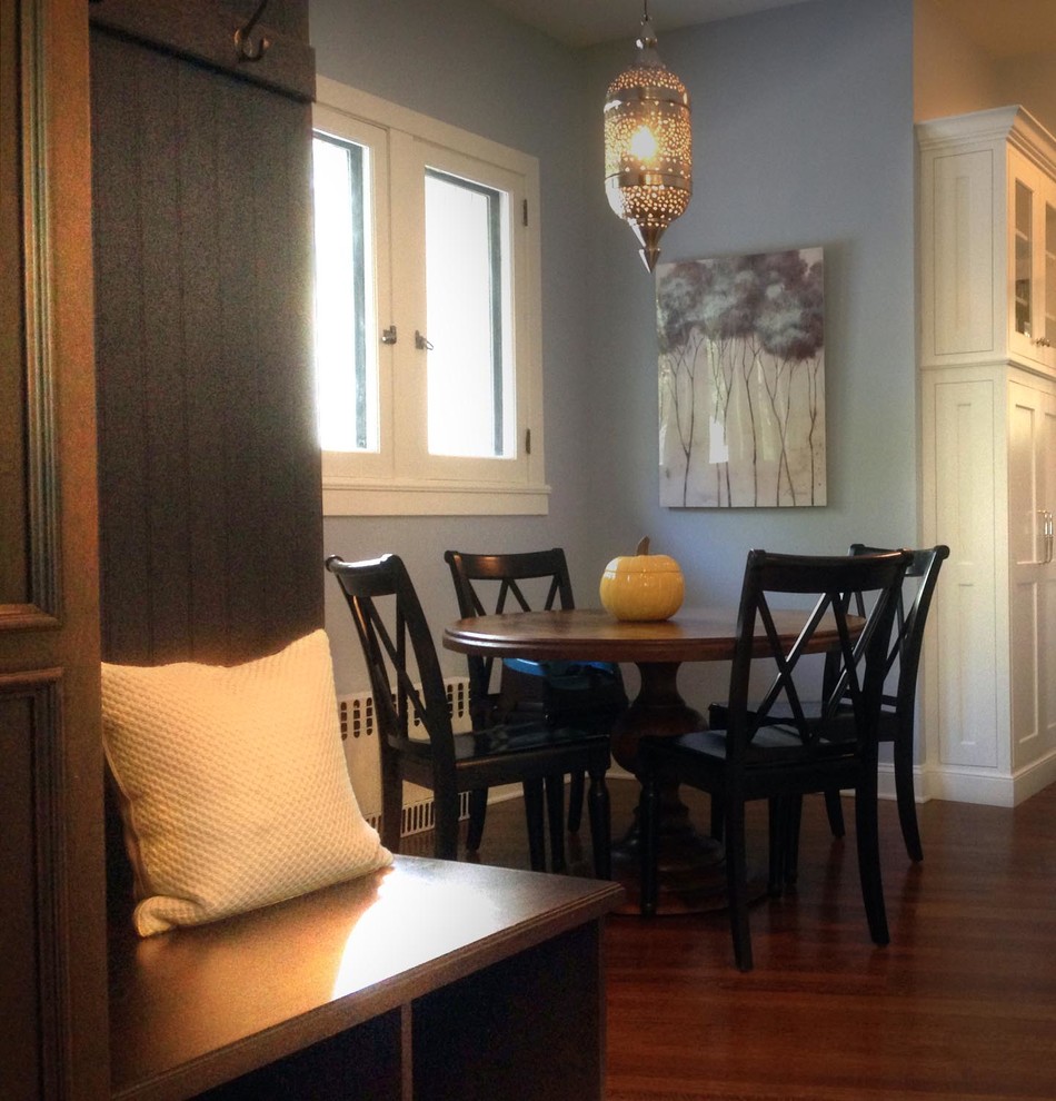 Свежая идея для дизайна: гостиная-столовая среднего размера в классическом стиле с синими стенами и темным паркетным полом без камина - отличное фото интерьера
