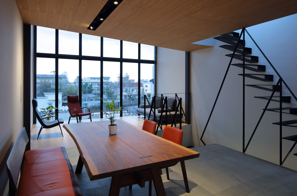 Foto di una sala da pranzo aperta verso il soggiorno design con pareti bianche e pavimento multicolore
