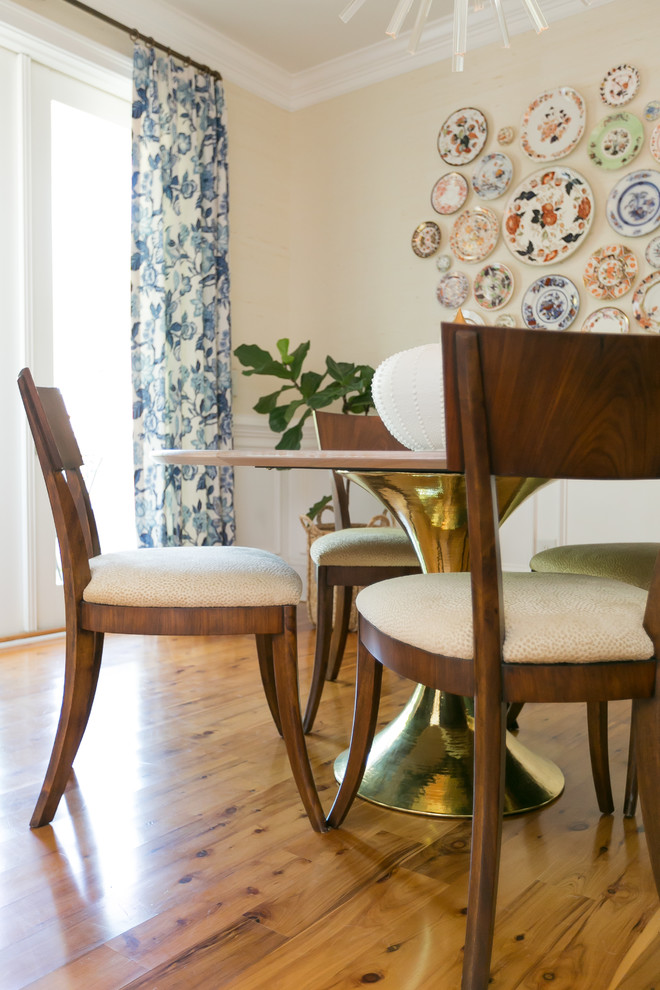 This is an example of a dining room in Charleston.