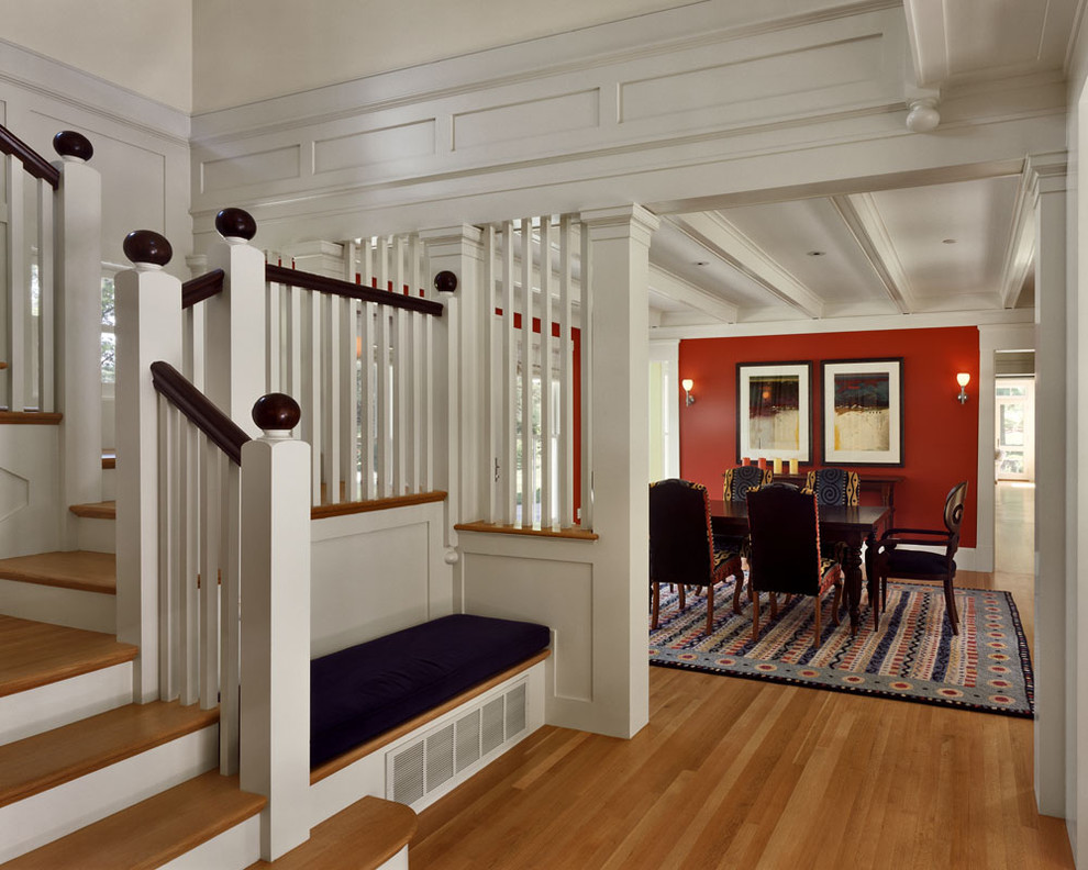 Klassisches Esszimmer mit roter Wandfarbe und braunem Holzboden in Boston