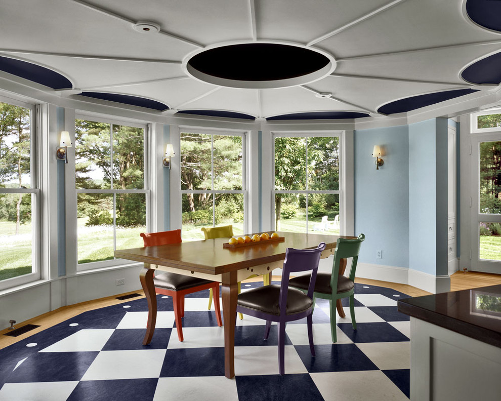 Immagine di una sala da pranzo aperta verso la cucina bohémian con pareti blu e pavimento multicolore