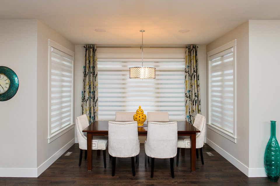 Ispirazione per una sala da pranzo aperta verso la cucina minimalista di medie dimensioni con pareti bianche e pavimento in legno massello medio