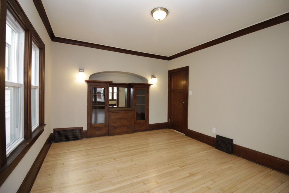 На фото: отдельная столовая среднего размера в классическом стиле с серыми стенами и светлым паркетным полом без камина