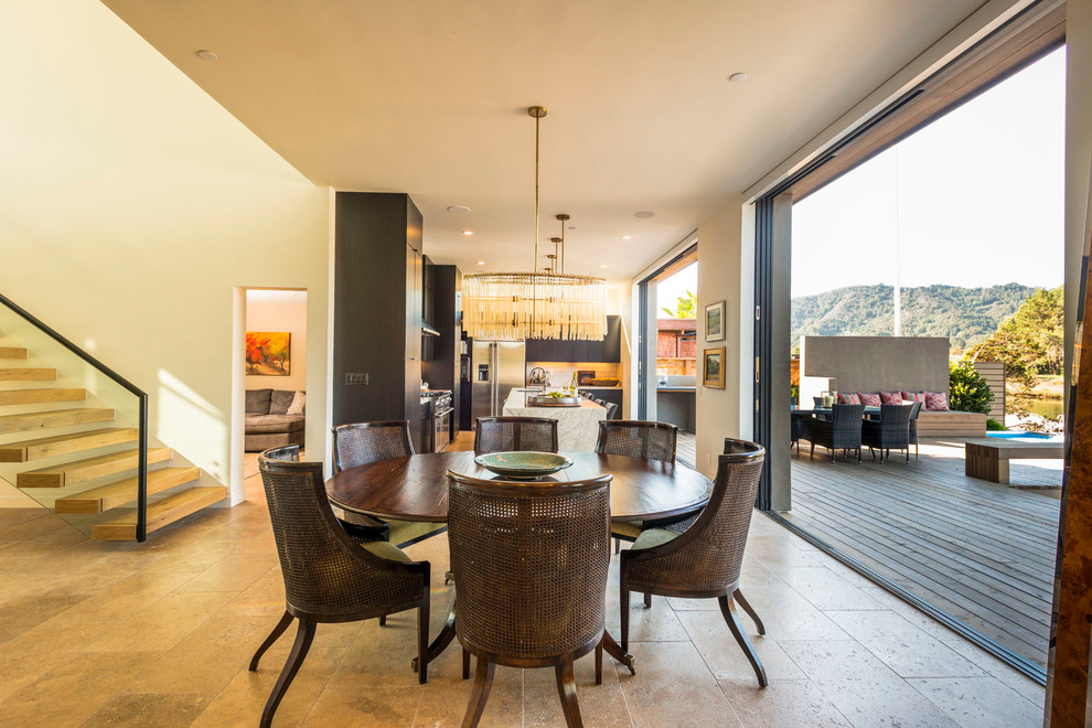 Exemple d'une salle à manger ouverte sur la cuisine tendance de taille moyenne avec un mur beige et un sol en travertin.