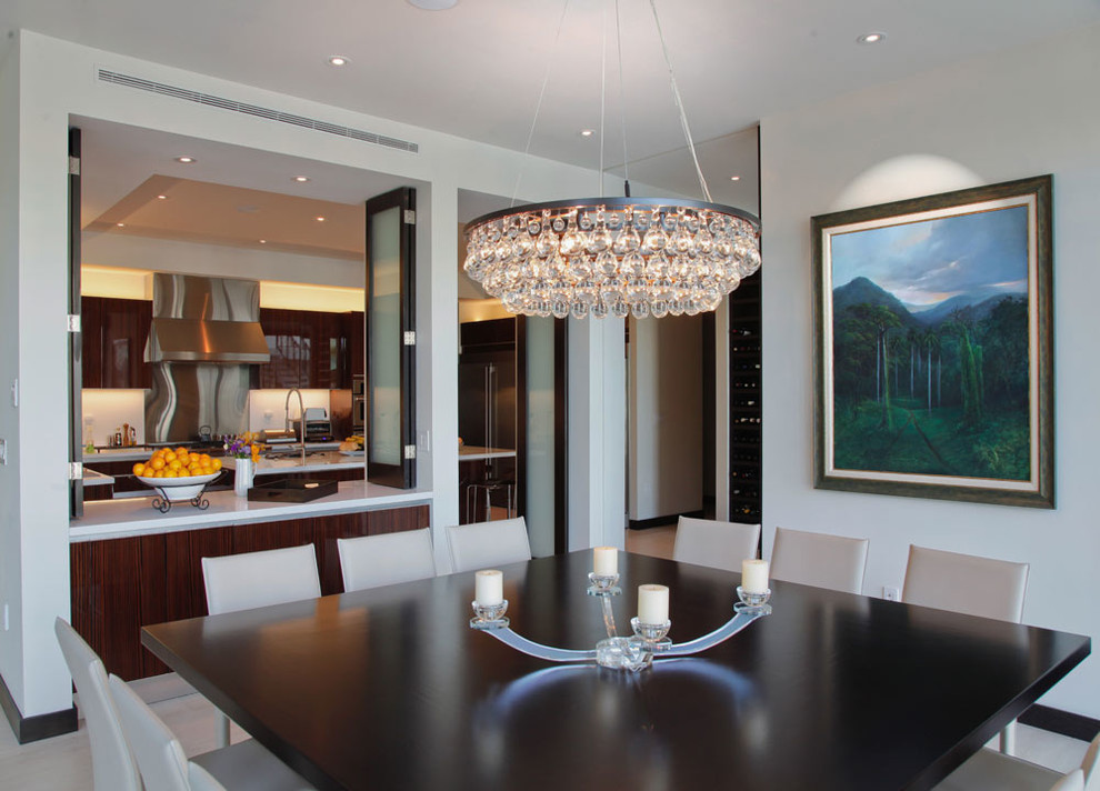 Immagine di una grande sala da pranzo aperta verso la cucina contemporanea con pareti bianche e pavimento bianco