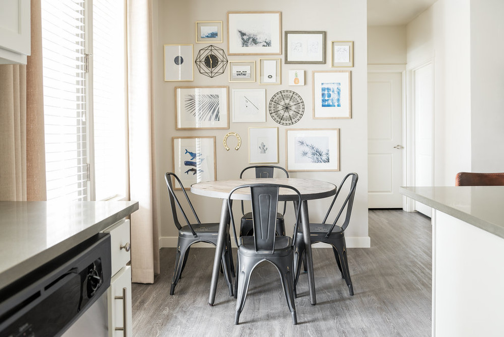 Immagine di una piccola sala da pranzo aperta verso la cucina tradizionale con pareti beige