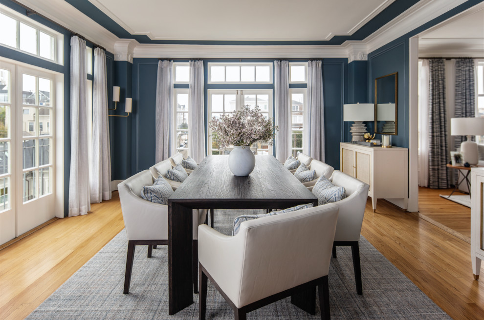Idee per una sala da pranzo tradizionale con pareti blu, pavimento in legno massello medio e pavimento marrone