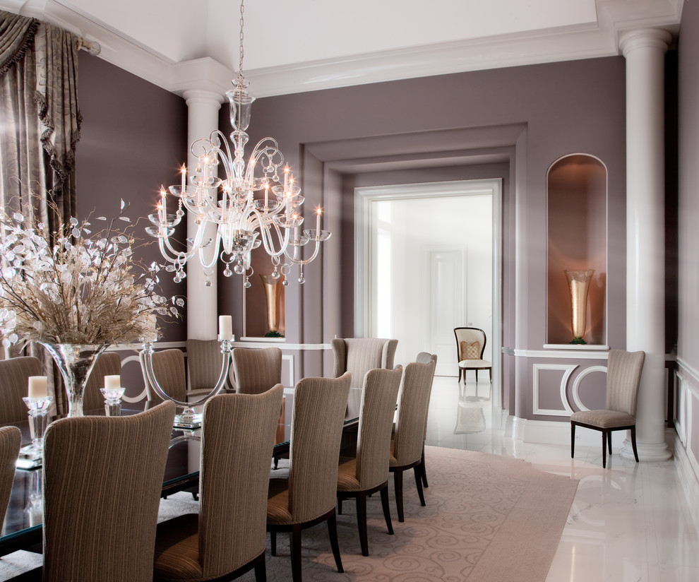 Cette image montre une salle à manger design avec un mur gris et un sol en marbre.