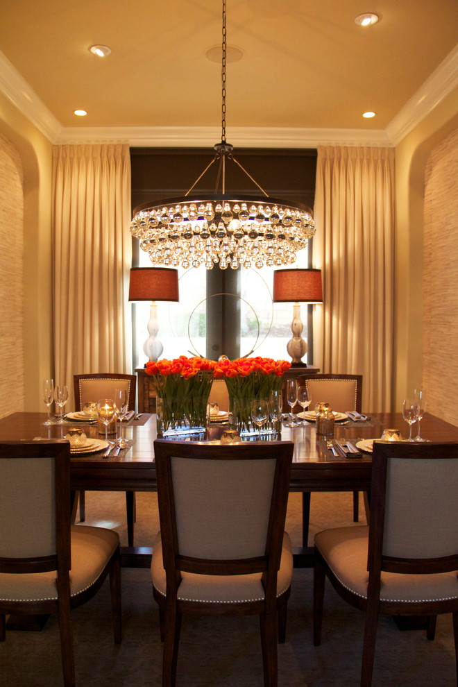Exemple d'une salle à manger chic de taille moyenne avec un mur beige, parquet foncé et éclairage.