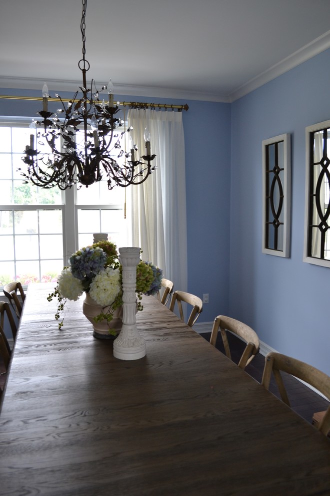 Idéer för en klassisk separat matplats, med blå väggar, mörkt trägolv och brunt golv