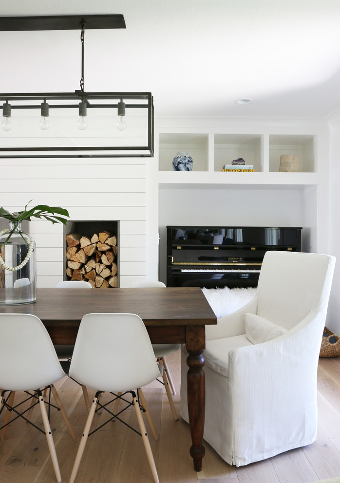 Foto de comedor de cocina bohemio con paredes blancas y suelo de madera clara