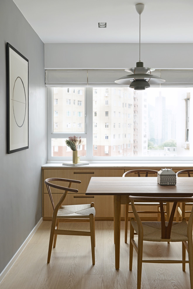 Источник вдохновения для домашнего уюта: столовая в скандинавском стиле с серыми стенами и светлым паркетным полом