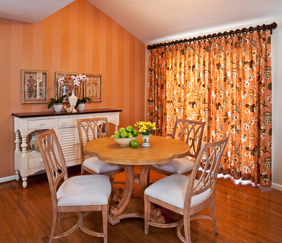 Klassische Wohnküche mit oranger Wandfarbe und braunem Holzboden in Detroit
