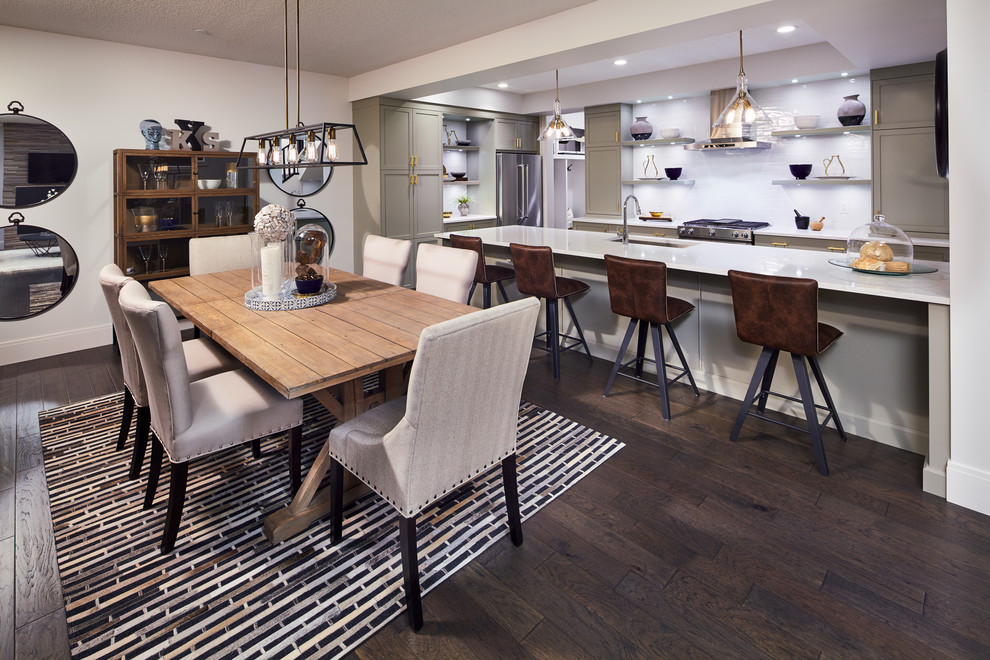 Foto di una sala da pranzo aperta verso la cucina tradizionale di medie dimensioni con pareti bianche, parquet scuro, pavimento marrone e nessun camino