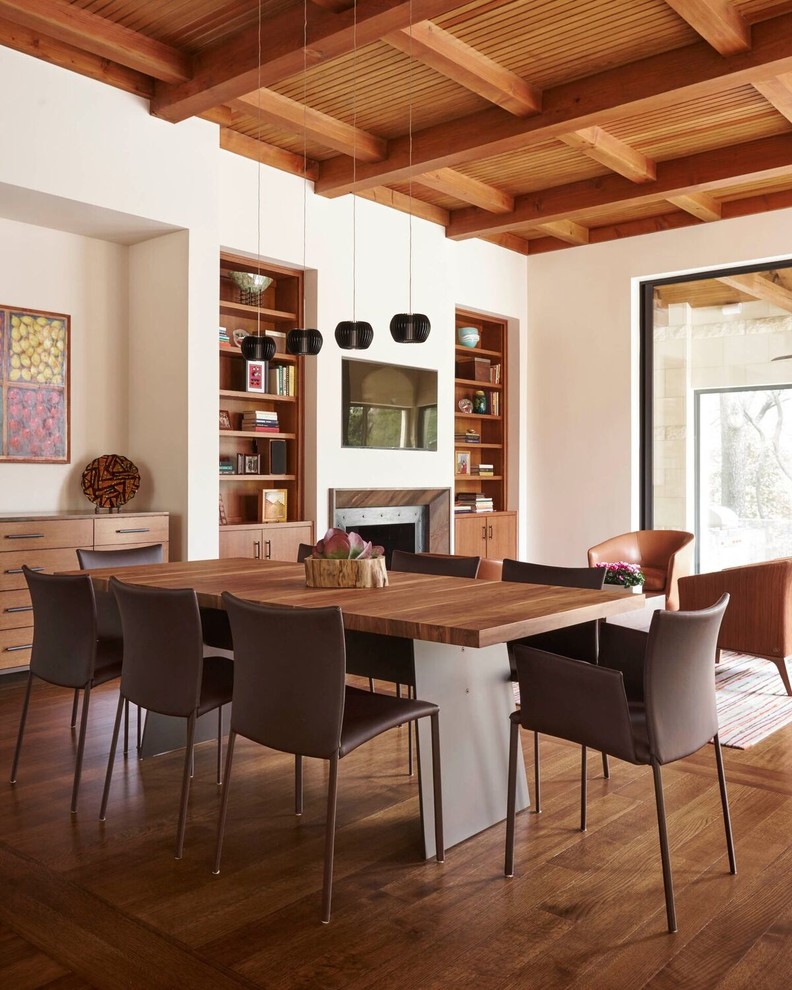 Idées déco pour une salle à manger ouverte sur le salon contemporaine avec un mur blanc et un sol en bois brun.