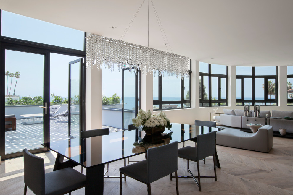 Стильный дизайн: большая гостиная-столовая в современном стиле с белыми стенами и светлым паркетным полом без камина - последний тренд