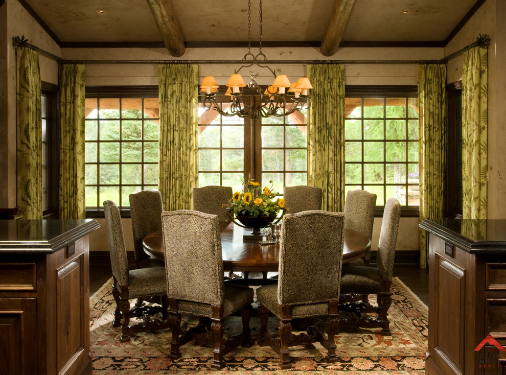 Inspiration pour une salle à manger ouverte sur la cuisine chalet de taille moyenne avec un mur beige et un manteau de cheminée en pierre.