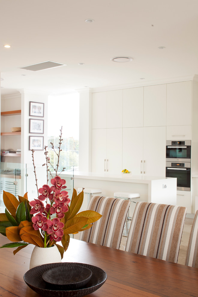 Moderne Wohnküche mit weißer Wandfarbe und Marmorboden in Sydney