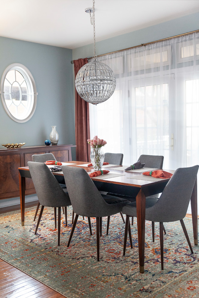 Стильный дизайн: столовая в стиле неоклассика (современная классика) с синими стенами, паркетным полом среднего тона и коричневым полом - последний тренд