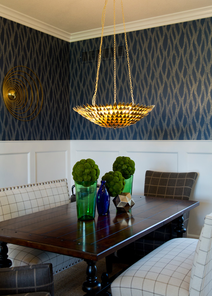 Inspiration pour une salle à manger ouverte sur le salon minimaliste de taille moyenne avec un mur multicolore, un sol en bois brun et un sol marron.