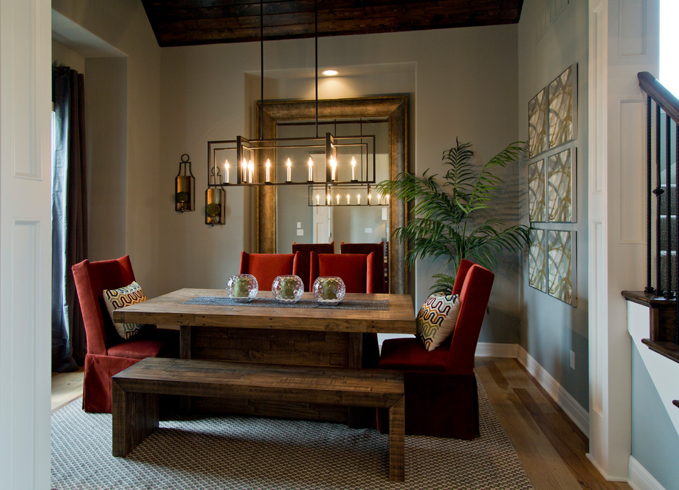 Foto de comedor clásico renovado de tamaño medio cerrado con paredes grises, suelo de madera clara y suelo marrón