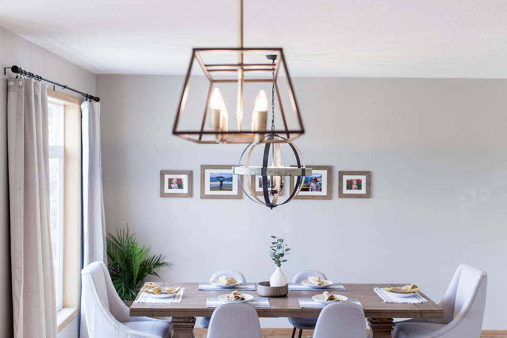 Idée de décoration pour une petite salle à manger ouverte sur le salon design avec un mur gris, parquet clair, aucune cheminée et un sol beige.