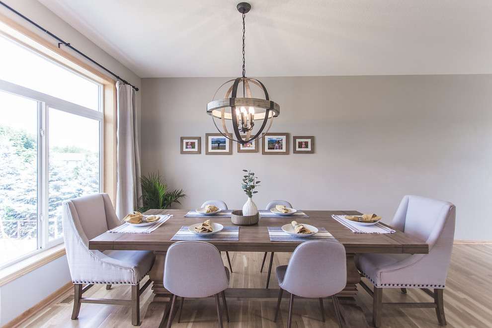 Idée de décoration pour une petite salle à manger ouverte sur le salon design avec un mur gris, parquet clair, aucune cheminée et un sol beige.
