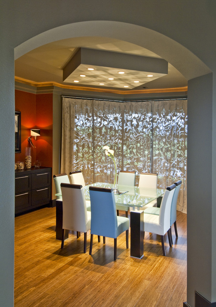 Idee per una sala da pranzo design chiusa e di medie dimensioni con pareti beige e pavimento in legno massello medio