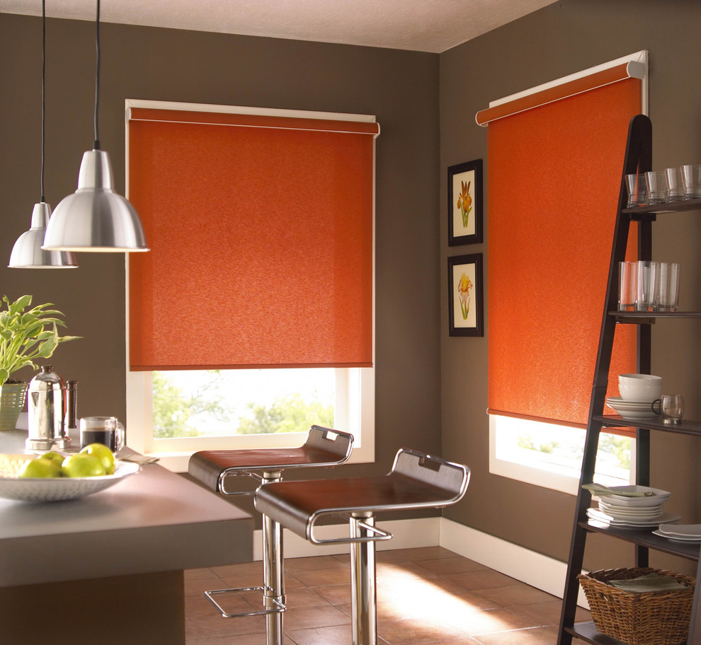 Foto di una sala da pranzo aperta verso il soggiorno minimalista con pareti marroni e pavimento in terracotta