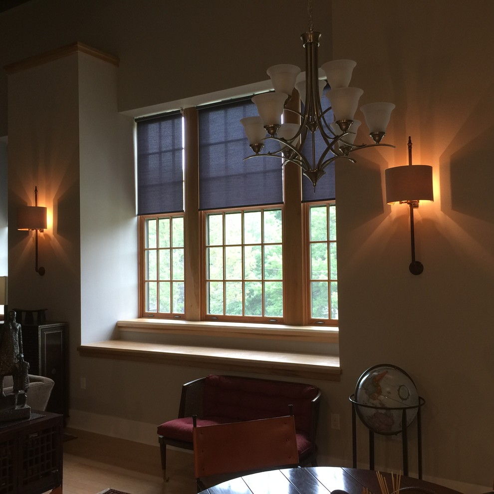 Aménagement d'une petite salle à manger ouverte sur la cuisine classique avec un mur beige, parquet clair, aucune cheminée, un sol beige et éclairage.