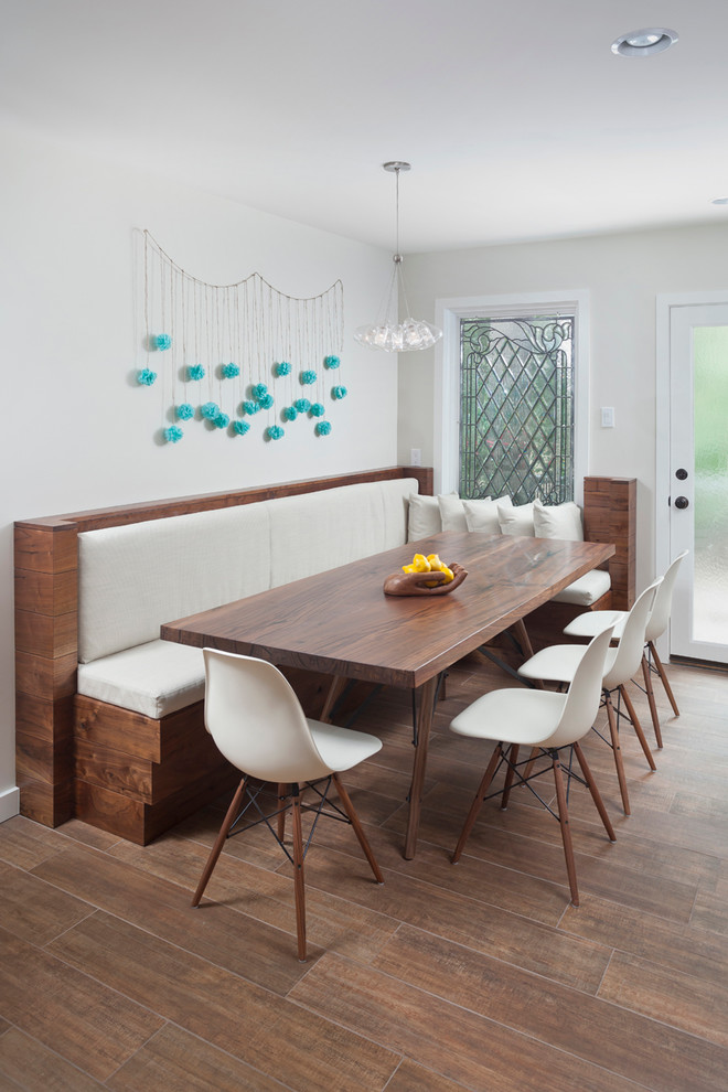 Стильный дизайн: кухня-столовая с серыми стенами и полом из керамогранита - последний тренд
