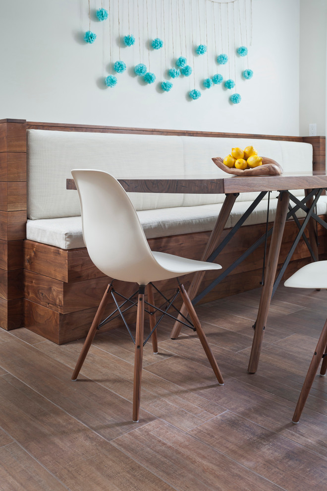 Retro Wohnküche mit grauer Wandfarbe und Porzellan-Bodenfliesen in Austin