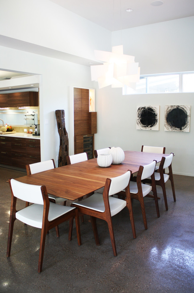 Источник вдохновения для домашнего уюта: большая гостиная-столовая в стиле модернизм с серыми стенами и бетонным полом