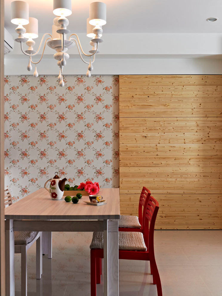 Immagine di una sala da pranzo scandinava con pareti multicolore