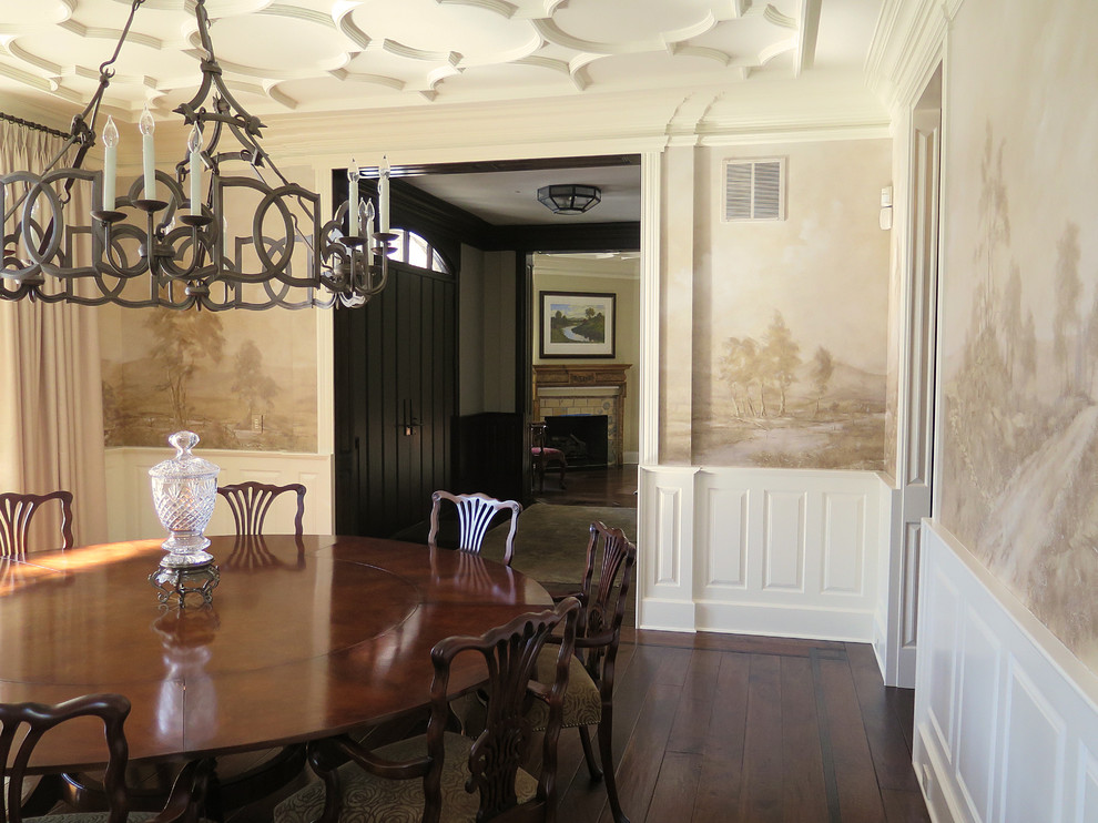 Geschlossenes, Mittelgroßes Klassisches Esszimmer mit beiger Wandfarbe, dunklem Holzboden und braunem Boden in Chicago