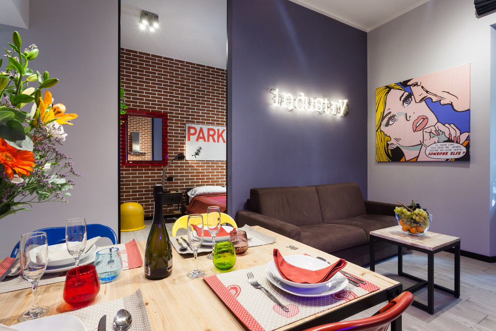 На фото: гостиная-столовая в современном стиле с синими стенами, светлым паркетным полом и бежевым полом