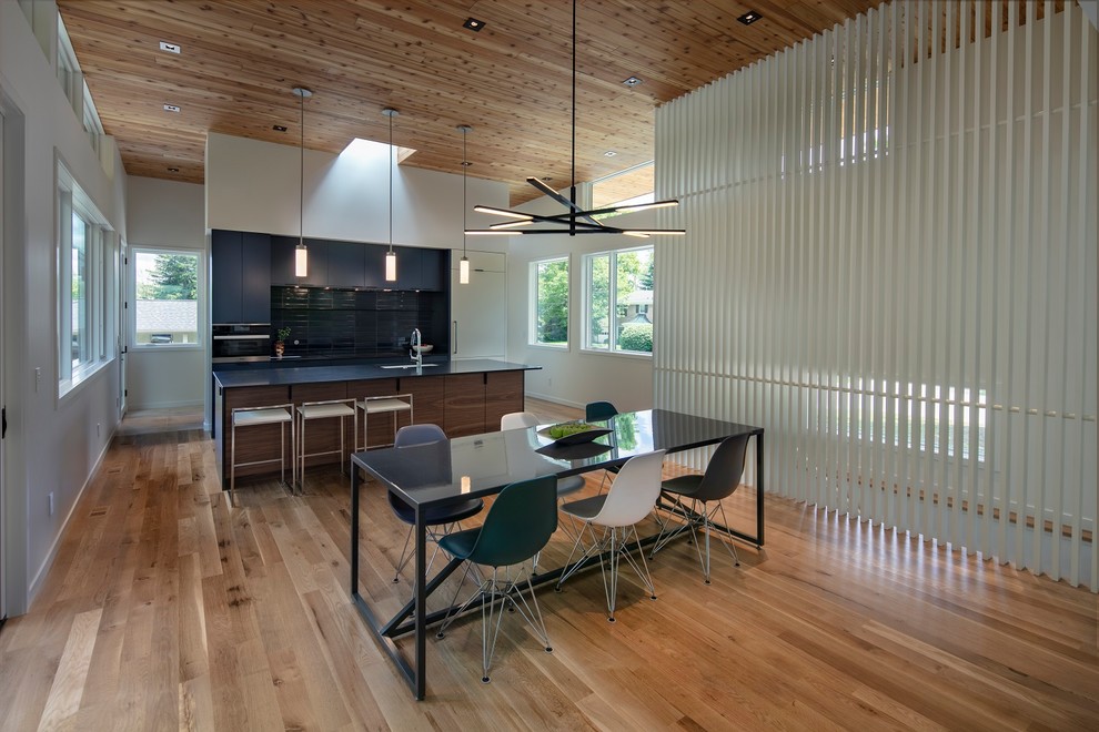 Стильный дизайн: кухня-столовая среднего размера в стиле модернизм с белыми стенами и паркетным полом среднего тона - последний тренд