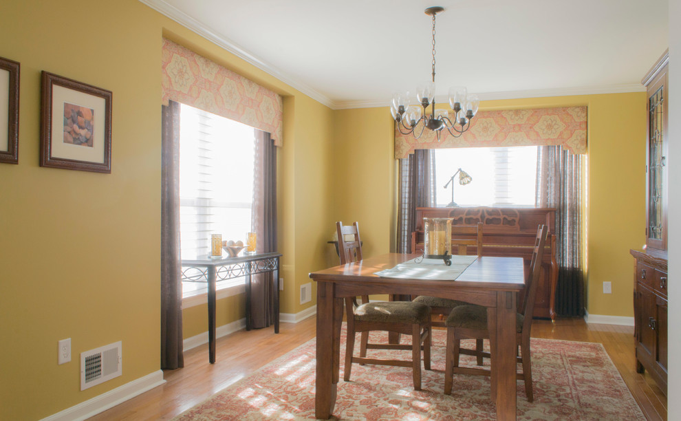 Источник вдохновения для домашнего уюта: отдельная столовая среднего размера в стиле неоклассика (современная классика) с желтыми стенами и светлым паркетным полом без камина
