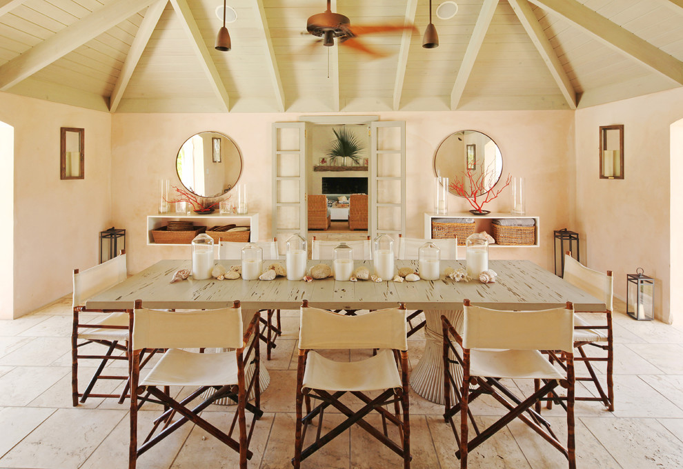 Immagine di una sala da pranzo tradizionale chiusa con pareti beige